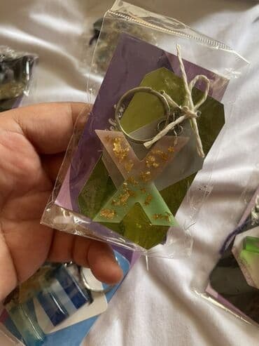 qapi ustu asmalar: Fərqli rənglərdə və dizaynlarda mövcud olan qatran açar halqaları. Bu — 5