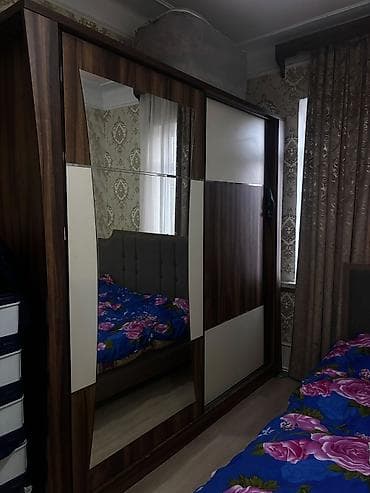 tek divan: Sürüşmə qapılı böyük qarderob - Material: ağac teksturalı laminat — 1