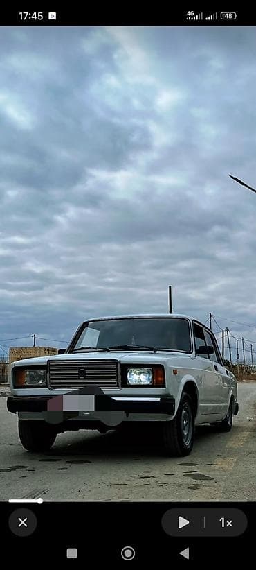 07 radiatoru: Satılır klassik VAZ 2107 sedan. Avtomobil ağ rəngdədir və klassik — 3