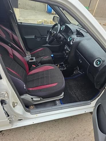 2 9 mator: Avtomobil salonu və daxili təchizat - Kuzov: ağ rəngli, 4 qapılı — 1