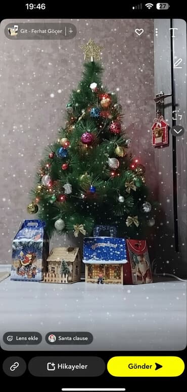 yaz fəslinə aid şəkillər çəkmək: Yolka satılır işıqları ve oyuncaqları ile bir yerde — 2