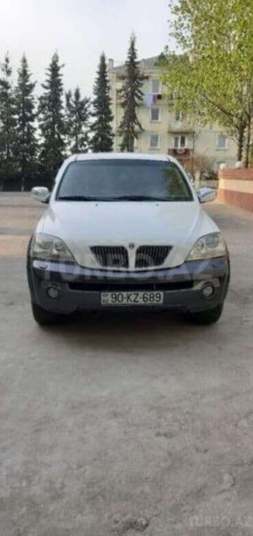 lider disk təkər: Ağ rəngli Kia Sorento avtomobili. Bu model iri faraları və böyük — 6