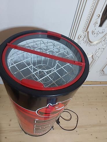 Soyuducu avadanlığı: HELL Energy Drink brendli vitrini soyuducu - Dairəvi dizayn — 2