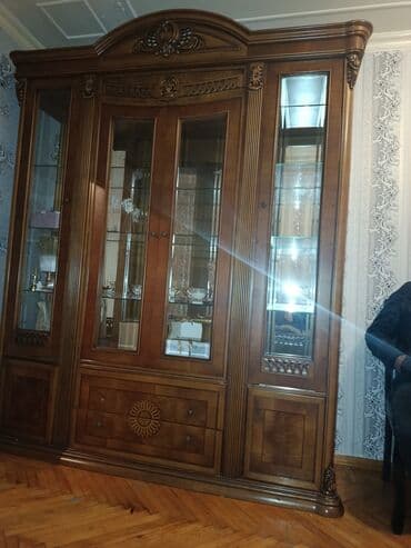 şuşə vitrin: Şüşəli dolab vitrini, Ünvandan götürmə — 2