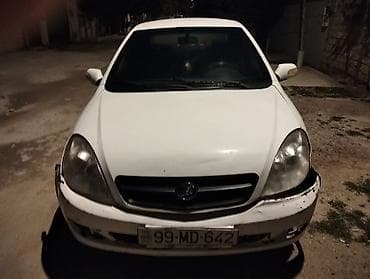 bmw e60 fara: Ağ rəngli 4 qapılı sedan avtomobil. Xüsusiyyətlər: - Ban növü: Sedan — 4