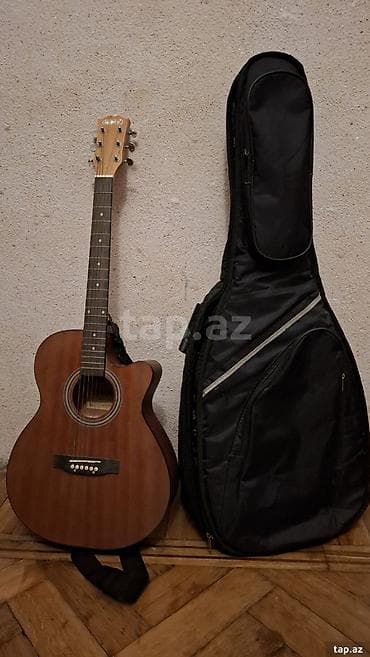 Akustik gitar satılır . Qalın və orjinal çuxolu və akord aparatı ilə