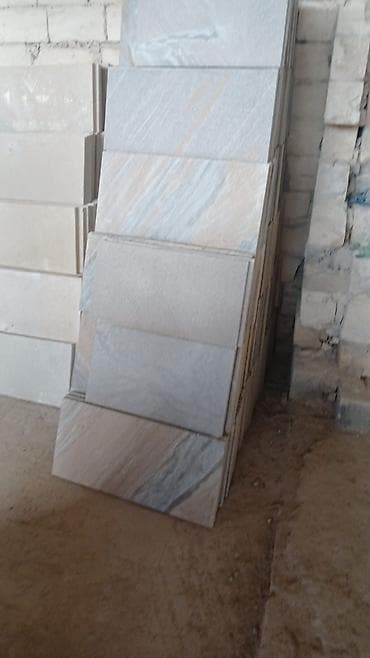 Təbii daş üzlük plitələri - Material: təbii daş (kəsilmiş və