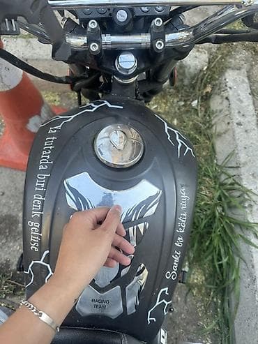 sud ceni: Şəhər sürüşləri üçün fərqli görünüşə malik motosiklet. Şəkillərdə qara — 3