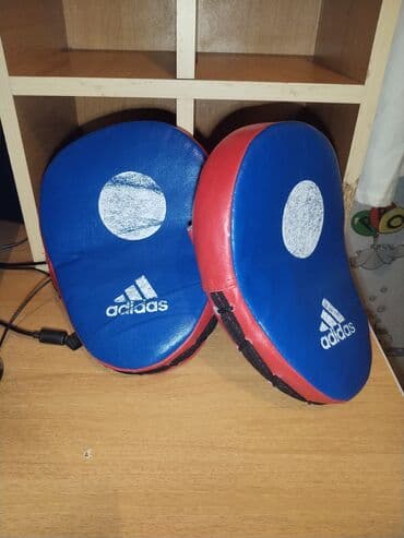 kişi üçün idman əlcəkləri: Adidas fokus yastıqları (mitts) – 1 cüt - Rəng: mavi-qırmızı, ön — 2