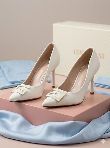 Zərif qadın tufliləri – ağ rəngdə, incə burunlu və nazik, hündür