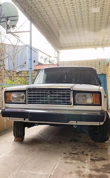 ford transit arxa stop: Lada 2107, ağ rəng, sedan kuzov. Xüsusiyyətlər: - Arxa ötürücülü — 1