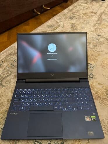 Планшеты: Bu, HP Victus noutbukudur. Tund goy rəngdədir və "Victus" loqosu ilə — 8