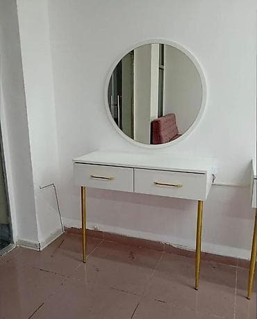 İşlənmiş, Makiyaj üçün masa, Güzgülü