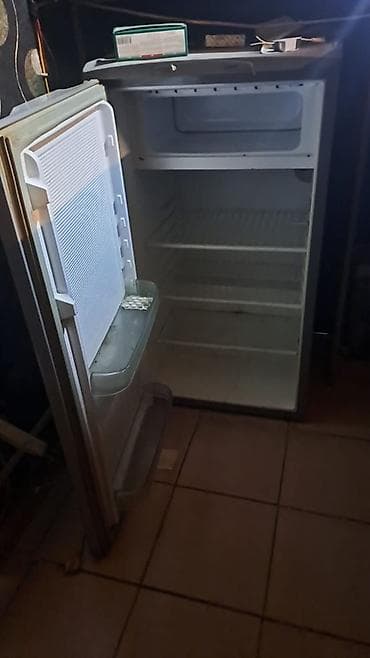 Mini soyuducu 120azn 7ci mkr 8484 leli Kompakt bir kameralı məişət