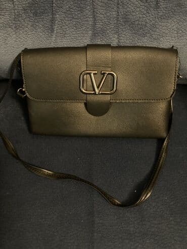 pişik cantası: Gümüşü rəngdə, "V" naxışlı, zəncirvari qayışlı qadın çiyin çantası — 3