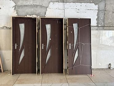 divar paneli: Daxili qapılar – şüşəli dekorlu, tünd qoz rəngində - Material — 1
