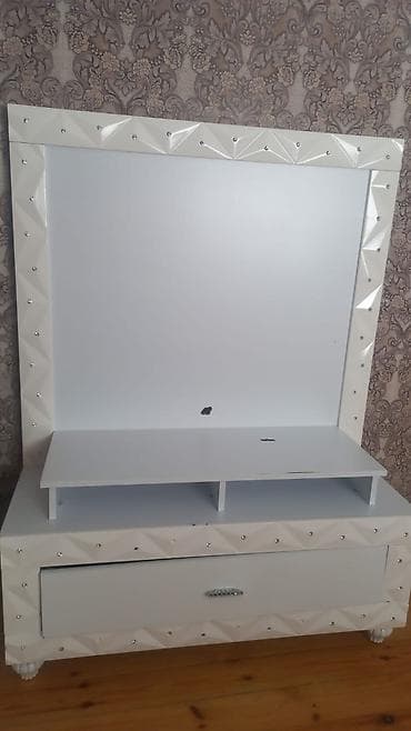 2 ton: Ağ rəngdə dəst mebel – qonaq otağı üçün Tərkib: - Şkaf-vitrin: 3 şüşə — 2