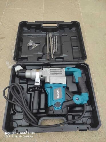 Makita perforator dəsti, qara çamadanda. Dəstə perforatorun özü, əlavə