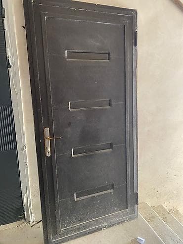 Giriş qapısı – 205×100 sm Qiymət: 100 AZN Yer: Sumqayıt, 4306