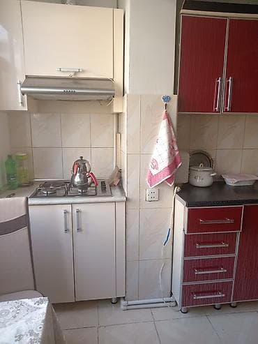 Mətbəx mebel dəsti – qırmızı/parlaq fasadlı, alüminium haşiyəli