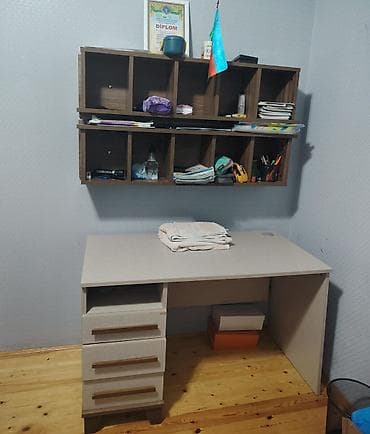 işlenmiş yataq mebelleri: Yazi masasi satilir. Fabrik malidi. *Qiymeti 150 Azn.* Unvan — 1