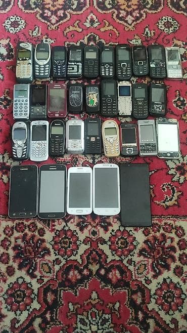 islenmis telefonlar ucuz qiymete: Kolleksiya: köhnə model mobil telefonlar və bir neçə sensorlu smartfon — 1