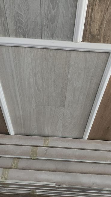 Laminat döşəmə panelləri - Taxta teksturasını təqlid edən dekor: açıq