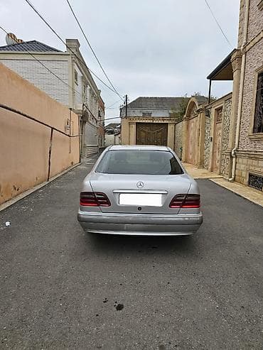 bmw e39 2003: Mercedes-Benz E 220: 2.2 l | 2001 il Sedan — 2