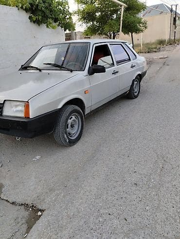 e39 guzgu: VAZ 21099, 4 qapılı sedan, gümüşü rəng. - Benzinlə işləyən ön — 2