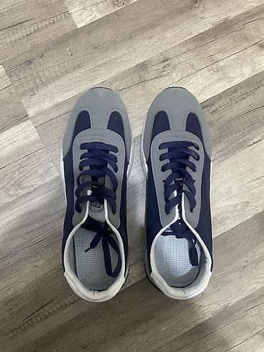 Səndəl və şəp-şüplər: Kişi idman ayaqqabısı - Rəng: tünd göy/navy və boz kombin - Üst — 1