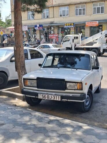 traktor altlıqlı ağ bosonojkalar: Ağ rəngli VAZ-2107 avtomobili, dörd qapılı sedan kuzov tipinə — 7