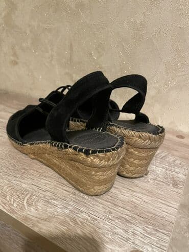 kişilər ucun qacış krossovkaları: • Brend: New Balance (ikili “N” loqolu) • Model tipi — 11