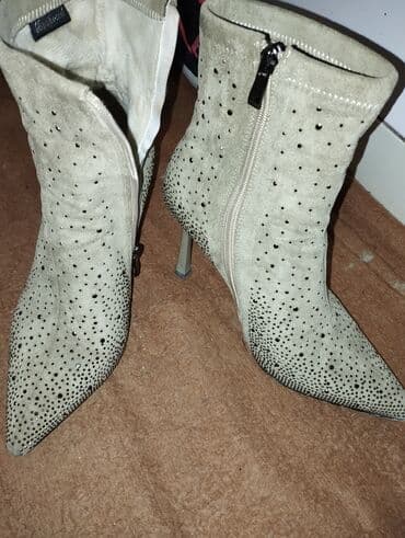 Qadın ayaqqabıları dəsti 1) Zəif bej rəngli süet qısa çəkmələr -