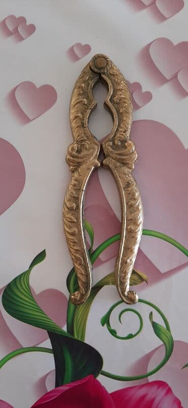 gunəbaxan yağı qiyməti: Satılır 30 manat.Latun.Sovet dövrünün istehsalı.Təzədir — 1