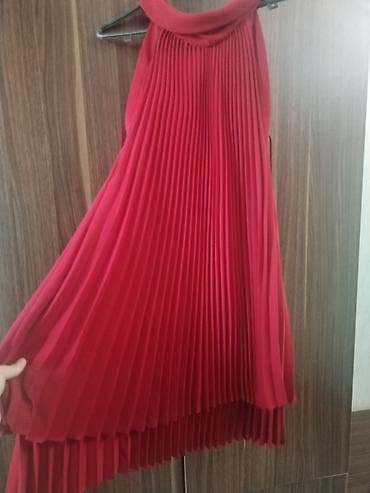 Qırmızı pliseli don - Model: pliseli, A-kəsim, yellənən siluet - — 1