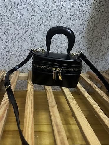 canta: Qara miniatür çanta – sərt formalı, kvadrat-kutucuq dizaynı. - — 1