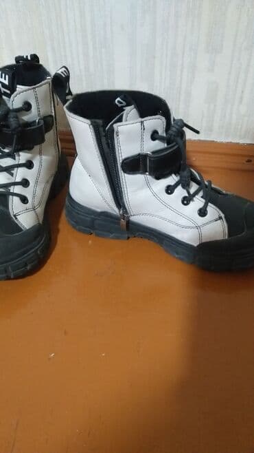 ayaggabı: Ağ və qaradı .qız uşaqlarının ayaqqabısıdı arxasında yazılan razmer — 3