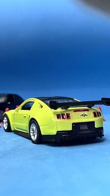 dvd diskler: Sarı-yaşıl rəngdə sport üslublu oyuncaq maşın (model avtomobil) - — 2