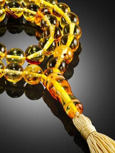 Təsbeh – kiçik kəhrəba muncuqlu, şəffaf limon tonlarda.Bütöv