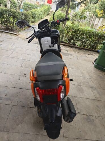 led panel: UPMT X-MAX skuter – parlaq narıncı-qara dizayn, şəhər üçün çevik və — 6