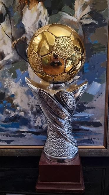 İncəsənət və kolleksiyalar: Məhsul: Futbol mövzulu mükafat kubok və heykəlciklər dəsti Təsvir: - — 7