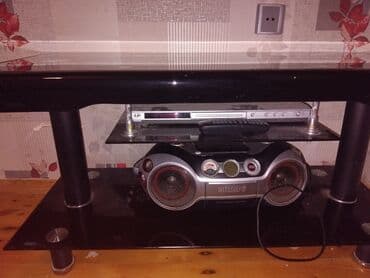 Düz TV altlığı, Polkalı, Şüşəli