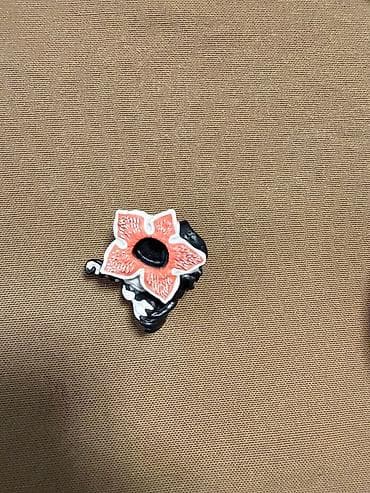 Əl işi dekorativ broş/nişan - Dizayn: Qara-ağ əsas üzərində