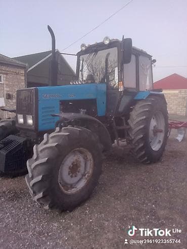 Belarus 1221 traktor - Marka/model: BELARUS 1221 - Rəng: mavi-qara -
