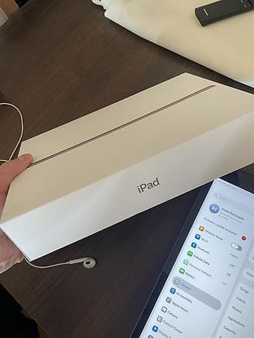 Apple iPad planşeti Xüsusiyyətlər: - 9.7 düymlük ekran - Wi‑Fi +