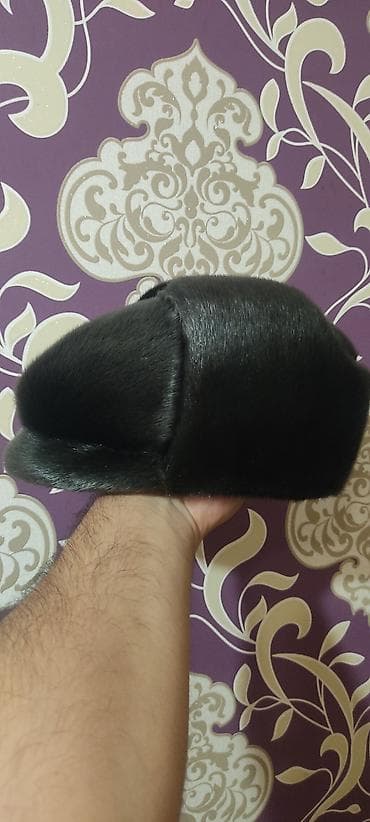 qara kofta: Qara rəngli Nerpa xəz papaq - Klasik siluetli, enli kənarlı model - — 1