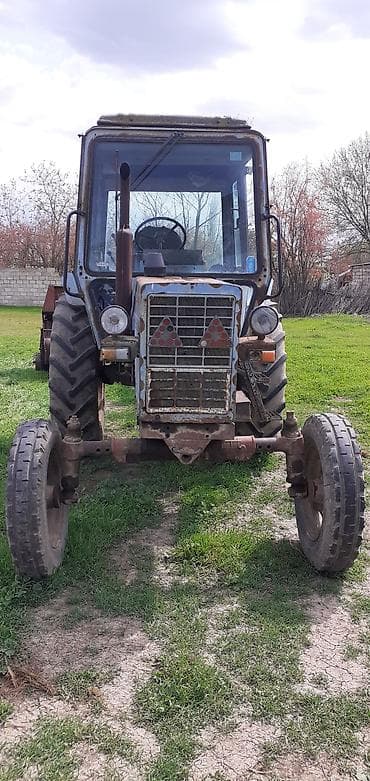 MTZ Belarus traktoru və arxa qoşulan saman yığan/pressləyən avadanlıq