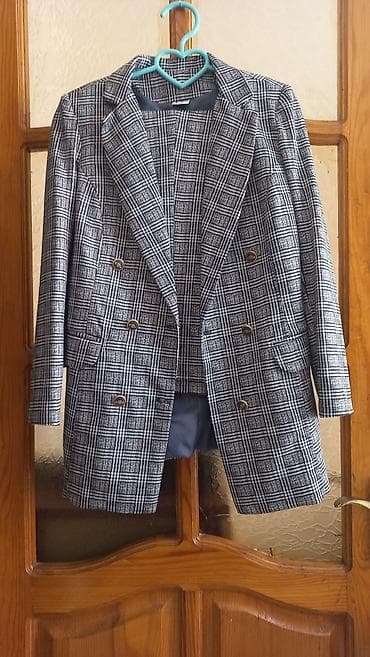 Plaşlar: Qadın üçün klassik kareli blézer geyinilməyib, təzədir, 38 ölçüdədir - — 2