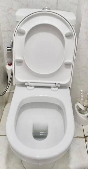 yerden unitaz: Unitaz dəsti – su çəni, oturacaq qapağı və bidet duşu ilə - Aşağıdan — 2