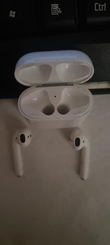 Masaüstü kompüterlər və iş stansiyaları: Ağ rəngli simsiz qulaqcıq dəsti (iki qulaqcıq + şarj futlyarı) — 1